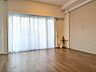 リビング/ダイニング：白と木目を基調とした暖かみのある明るいお部屋です。どんな家具とも合わせられます。 