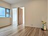 リビング/ダイニング：木目を基調とした暖かみのあるお部屋です。どんな家具とも合わせられます。 