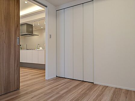 木目を基調とした暖かみのあるお部屋です。趣味部屋や書斎としてもお使いいただけます。
