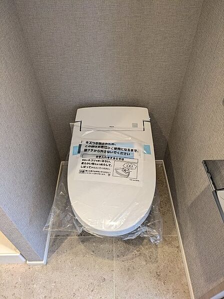 清潔で快適な温水洗浄機能付トイレです。シンプルで使い勝手がよく、お掃除も楽チンです。
