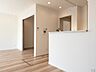 リビング/ダイニング：白を基調とした明るいお部屋です。どんな家具とも合わせられます。 