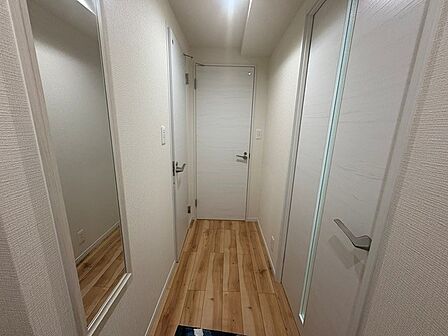 木目の温もりが感じられる玄関。帰宅時にほっと安らぐ空間です。