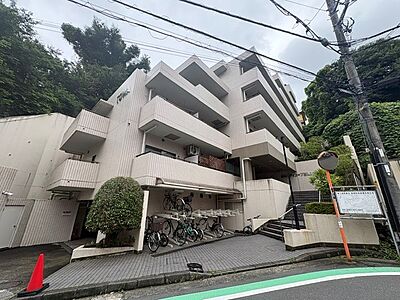 外観:重厚感のある外観が印象的。街並みに調和する洗練されたデザインです。 外観:重厚感のある外観が印象的。街並みに調和する洗練されたデザインです。
