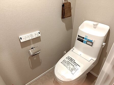 清潔で快適な温水洗浄機能付トイレです。シンプルで使い勝手がよく、お掃除も楽チンです。 