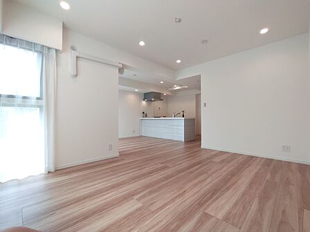 白を基調とした明るいお部屋です。どんな家具とも合わせられます。