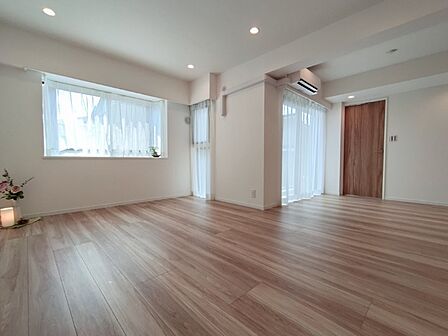 木目を基調とした暖かみのある明るいお部屋です。どんな家具とも合わせられます。