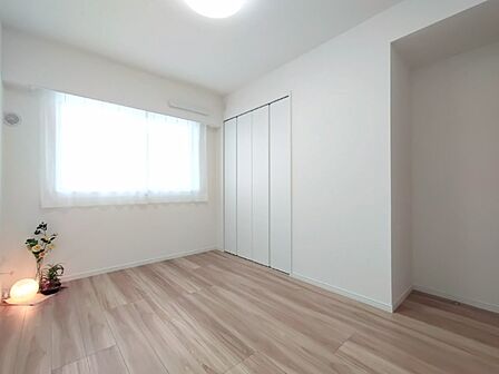 白を基調とした明るいお部屋です。趣味部屋や書斎としてもお使いいただけます。
