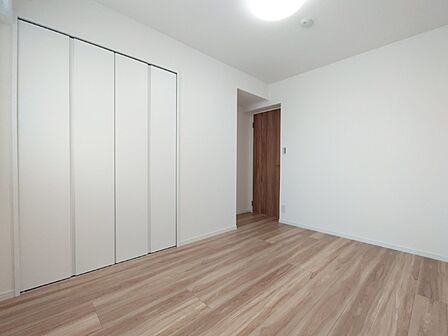 木目を基調とした暖かみのあるお部屋です。趣味部屋や書斎としてもお使いいただけます。