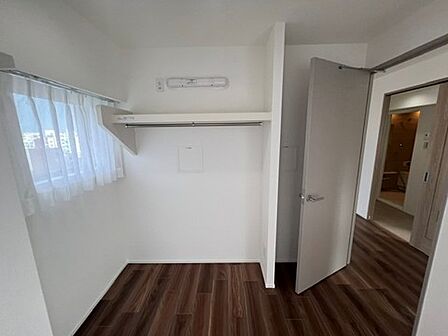 木目を基調とした暖かみのあるお部屋です。趣味部屋や書斎としてもお使いいただけます。