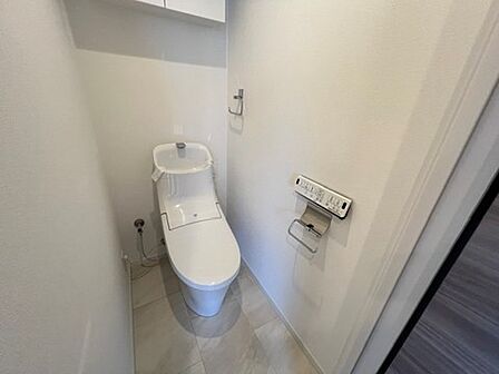清潔で快適な温水洗浄機能付トイレです。シンプルで使い勝手がよく、お掃除も楽チンです。