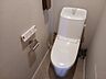 トイレ：清潔で快適な温水洗浄機能付トイレです。シンプルで使い勝手がよく、お掃除も楽チンです。 
