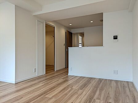 白と木目を基調とした暖かみのある明るいお部屋です。どんな家具とも合わせられます。