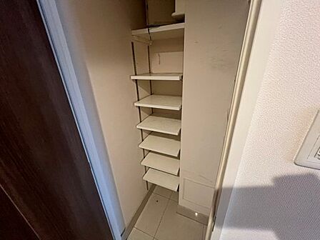 ちょっとした収納もあり玄関をすっきりお使いいただけます。