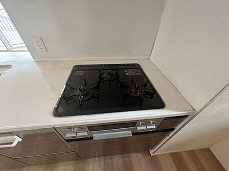 作業スペースも広々のお料理もしやすいキッチンです。三口コンロでお料理もはかどります!