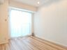 室内：白と木目を基調とした暖かみのある明るいお部屋です。どんな家具とも合わせられます。 