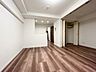 リビング/ダイニング：木目を基調とした暖かみのあるお部屋です。どんな家具とも合わせられます。 