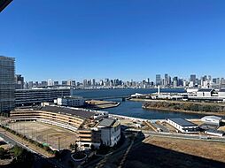 都心の摩天楼を一望する、北西向きの特等席　遮るもののない開放的な眺望。　都心の摩天楼を見渡せる贅沢なロケーションを誇ります。昼間は穏やかな光が降り注ぎ、夜には輝く都会の夜景が広がる唯一無二の空間です。