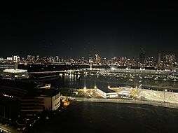 都心の煌めきを手に入れる、北西向きの住戸　都会の夜景を毎日の暮らしの一部にしませんか？　日中は柔らかな光が差し込み、夜になると窓の外に広がるきらびやかな眺望が特別な時間を演出します。