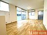 リビング/ダイニング：たっぷりの陽光と心地よい風が舞い込む明るいお住まい
