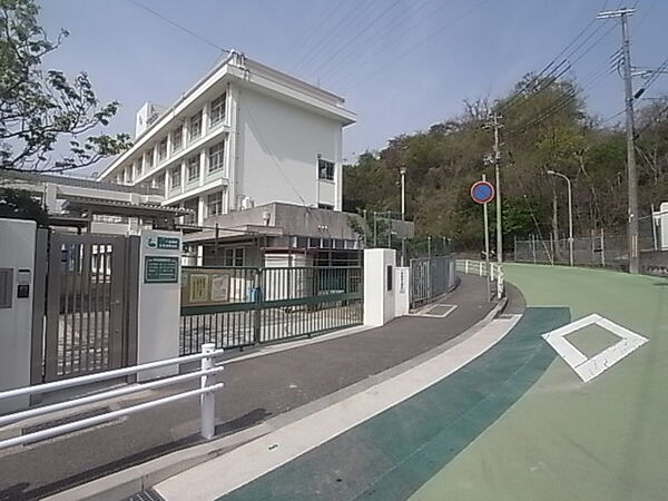 画像17:神戸市立渦が森小学校（526m）