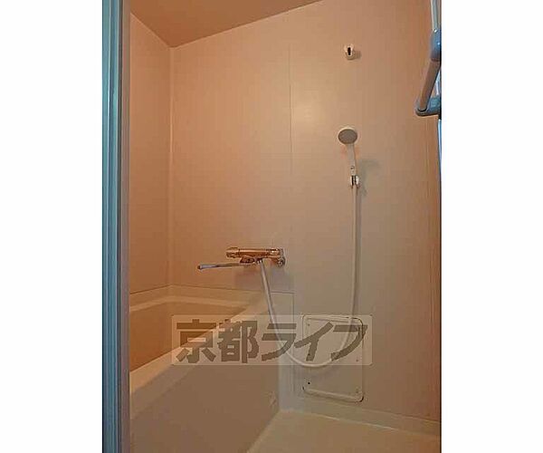 画像18:シンプルでスッキリとした浴室です。シャワーヘッドが大きめで使いやすいです。