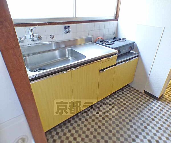 画像5:元気の出る黄色いキッチンです。2口ガスコンロ設置可能です。（残置物のコンロあり。）