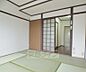 リビング/ダイニング：地下鉄北山駅まで徒歩1分の通勤・通学便利な立地です。広々とした8帖和室にワイドな自炊しやすいキッチンのお部屋です。