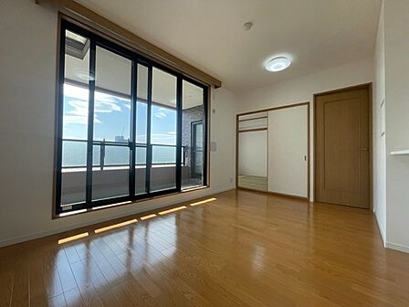 三方向角部屋。開放感と採光にこだわったLDK。室内フルリフォーム済みです。