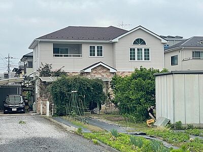 外観：居住部分約104.82坪、畑部分約55.96坪で総敷地約160.79坪の広大な広さ。自給自足生活ができます。