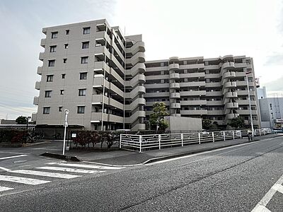 外観：大袋駅徒歩8分の近さ。 忙しい朝が助かる立地、 暮らしにゆとりが生まれます。 