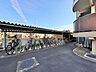 マンション敷地内の屋根付き駐輪スペース