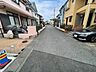 外観：住民の方が主に利用する交通量少なめの道路に面してます。 