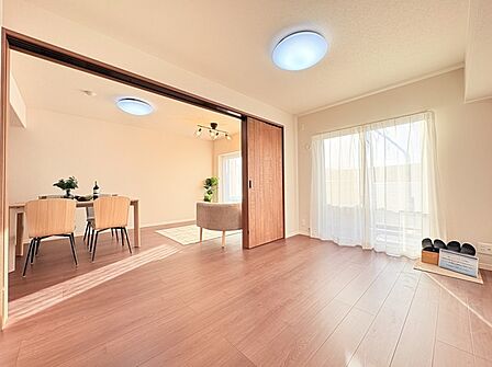 大きな窓から明るい日差しが差し込みます