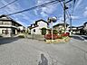 外観：角地につき、開放感に恵まれる住居がここに。 