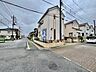 外観：角地につき、開放感に恵まれる住居がここに。 