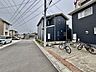 外観：車通りの少ない閑静な住宅地、のびのびした子育てに適します。 