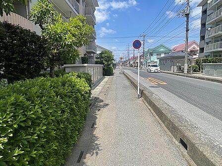 前面道路は歩道も整備され、小さなお子様にも安心です。