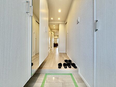 玄関がいつも片づく大容量シューズボックス。