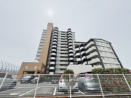 タイル張りの外観が迎える永住邸。 