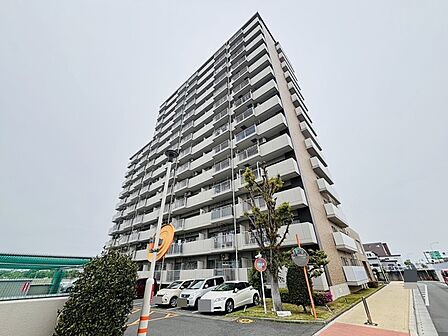 タイル張りの荘厳な外観は、マンションならでは。 