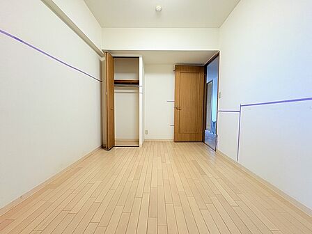 今からここを誰のお部屋にしようか、そんな洋室。大きさは6帖です。