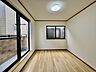 洋室：たっぷりの陽光と、心地よい風が舞い込みます。 