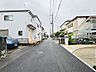 外観：前面道路は歩道も整備され、小さなお子様にも安心です。 