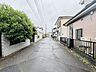 外観：住民の方が主に利用する交通量少なめの道路に面してます。 