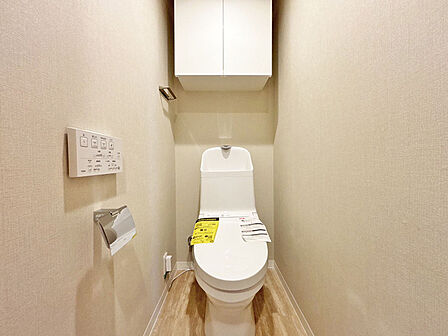 新しくお住まいになる方のことを考えて、トイレも新品に交換しました。