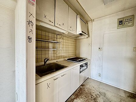 リフォーム工事前。人造大理石トップボードと防汚ウォールで、 お手入れがラクなキッチン。