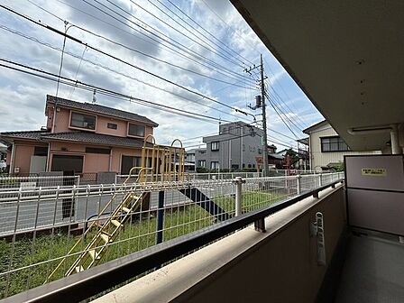 車通りの少ない閑静な住宅地、のびのびした子育てに適します。 