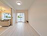 洋室：たっぷりの陽光に包まれる明るい住まい。 