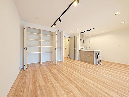 何かとものがあふれやすいリビングに、ちょっと一工夫。うれしい収納空間。