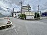 外観：前面道路は歩道も整備され、小さなお子様にも安心です。 